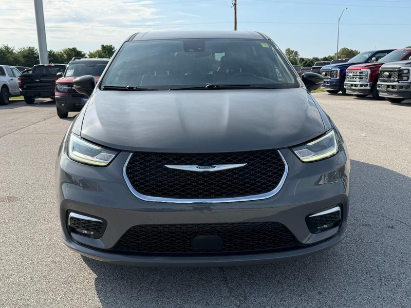 Chrysler Pacifica Vehicle Full-screen Gallery Image 09