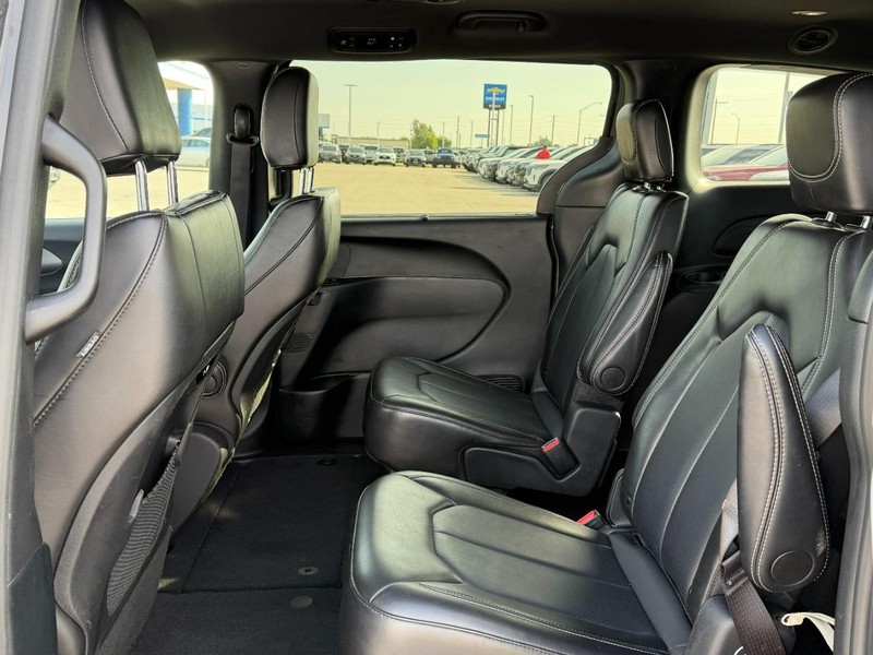 Chrysler Pacifica Vehicle Full-screen Gallery Image 10