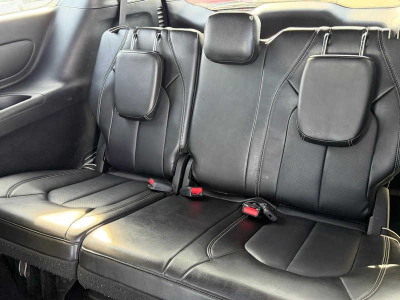 Chrysler Pacifica Vehicle Full-screen Gallery Image 11