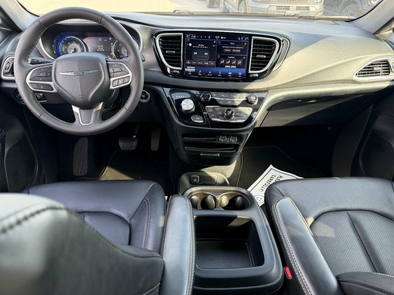Chrysler Pacifica Vehicle Full-screen Gallery Image 12
