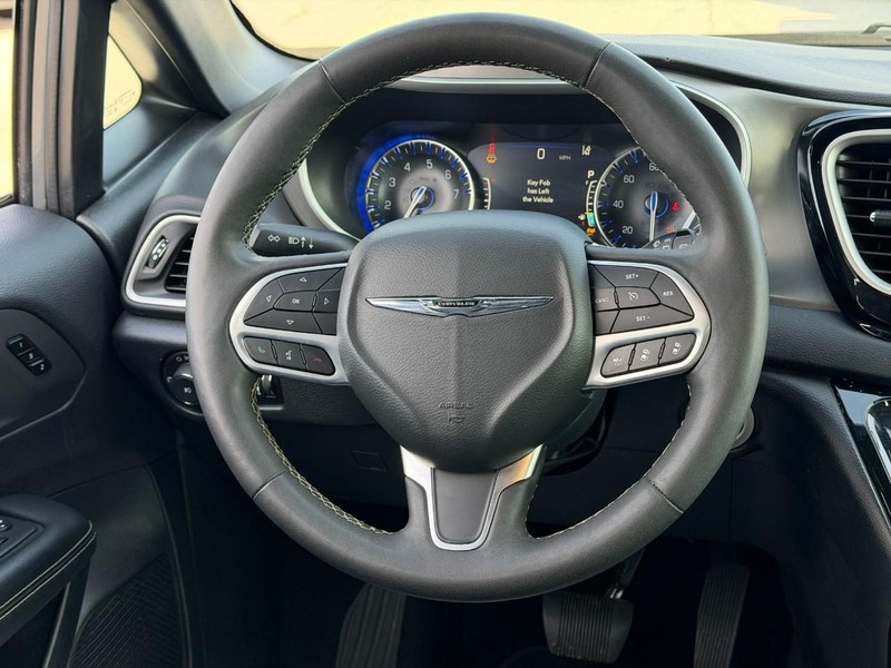 Chrysler Pacifica Vehicle Full-screen Gallery Image 13