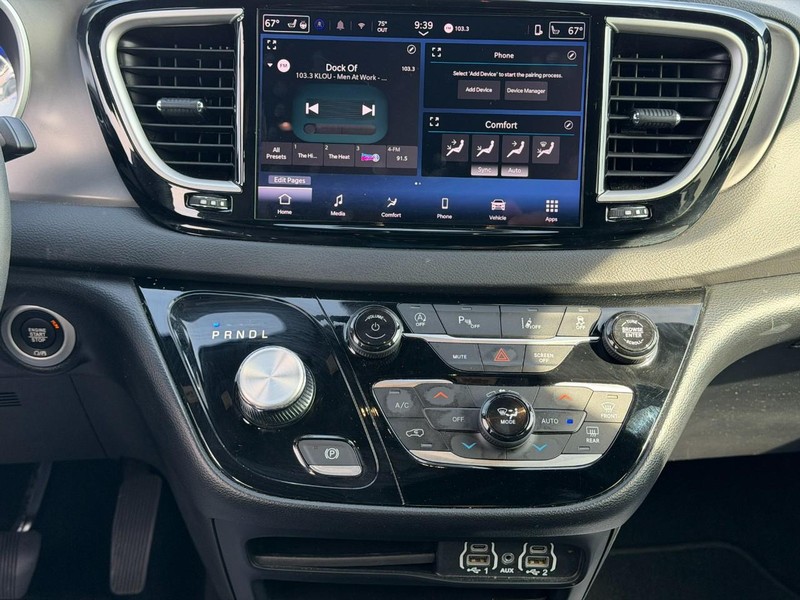 Chrysler Pacifica Vehicle Full-screen Gallery Image 14