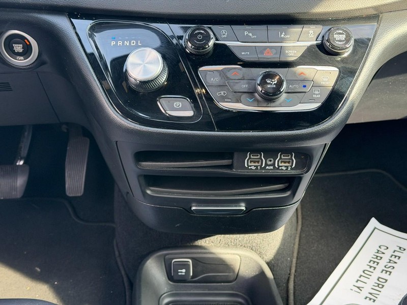 Chrysler Pacifica Vehicle Full-screen Gallery Image 15
