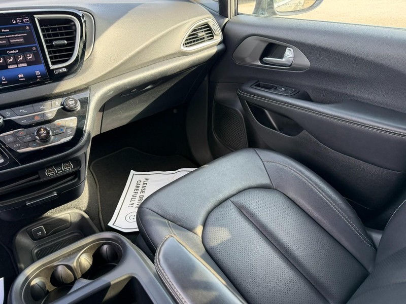 Chrysler Pacifica Vehicle Full-screen Gallery Image 16