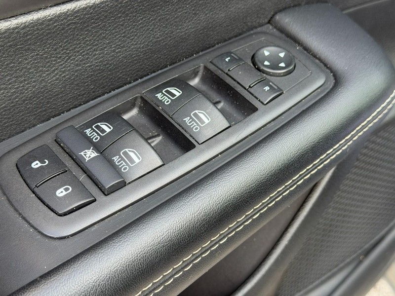 Chrysler Pacifica Vehicle Full-screen Gallery Image 17