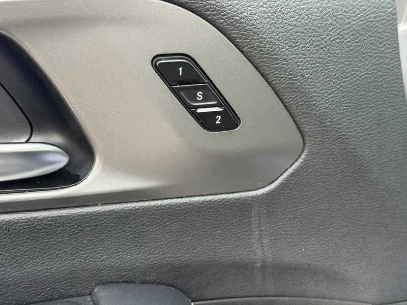 Chrysler Pacifica Vehicle Full-screen Gallery Image 18
