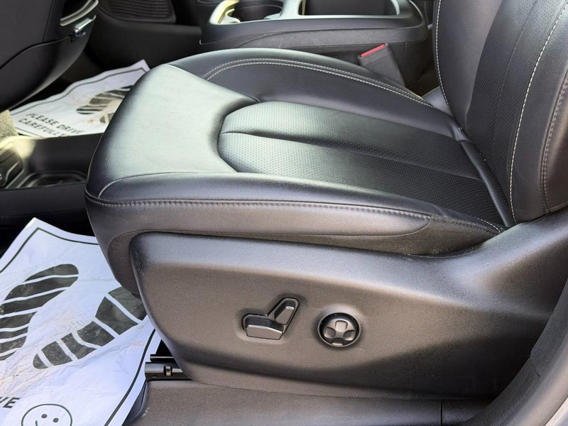 Chrysler Pacifica Vehicle Full-screen Gallery Image 19