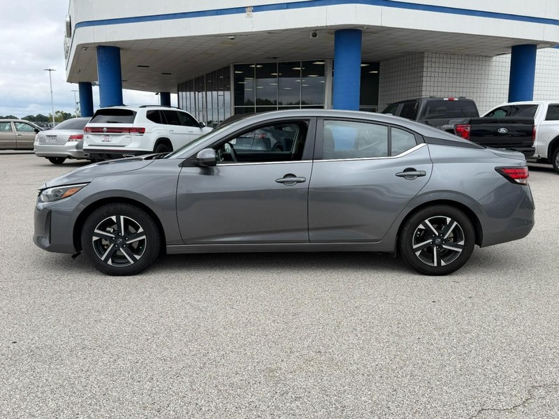 Nissan Sentra Vehicle Full-screen Gallery Image 2