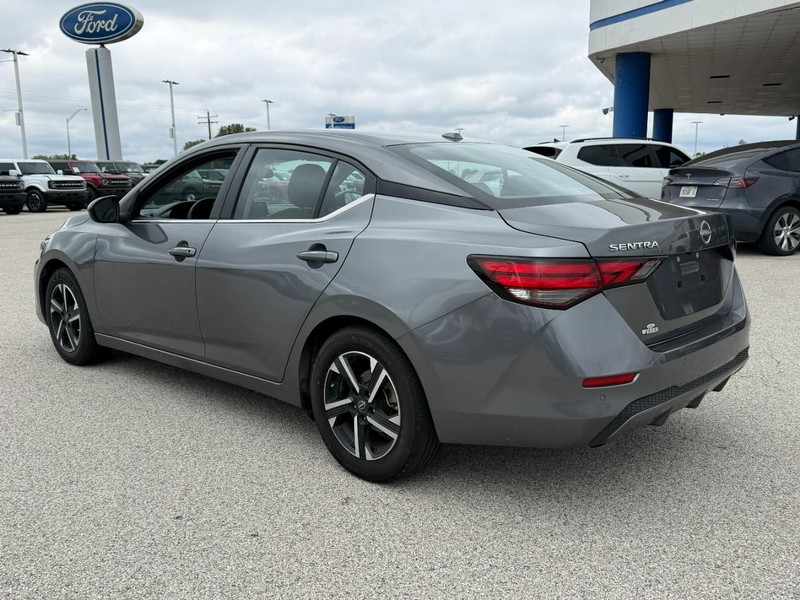 Nissan Sentra Vehicle Full-screen Gallery Image 3