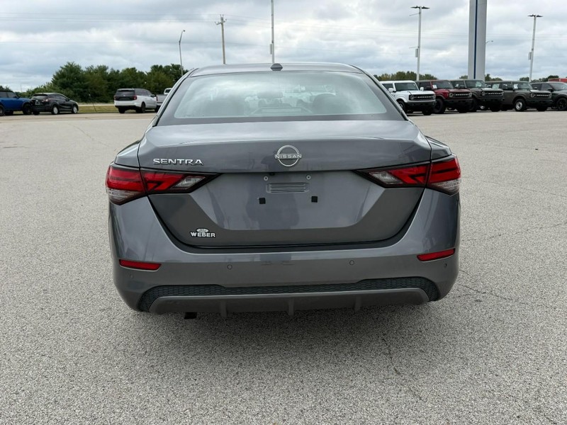 Nissan Sentra Vehicle Full-screen Gallery Image 4