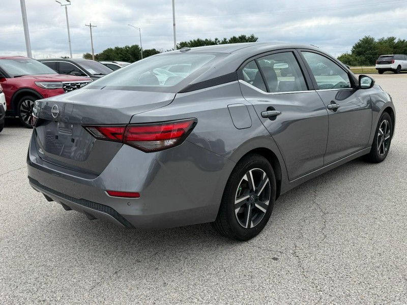Nissan Sentra Vehicle Full-screen Gallery Image 5