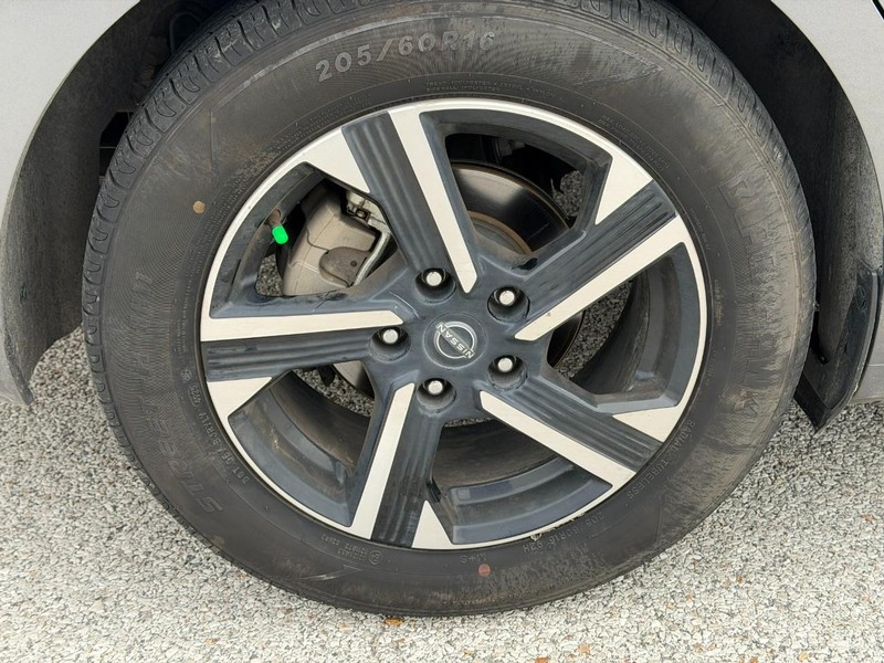 Nissan Sentra Vehicle Full-screen Gallery Image 6