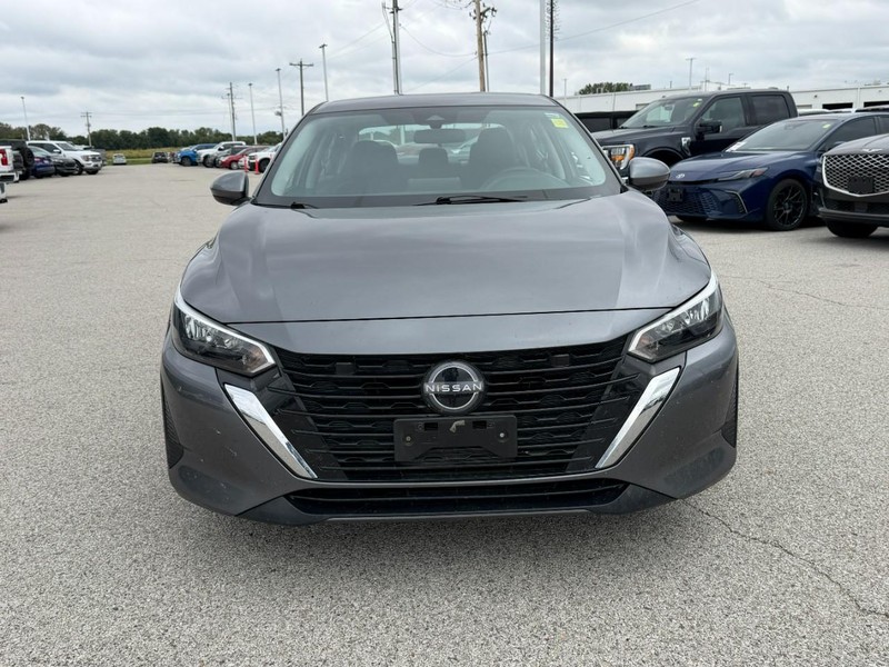 Nissan Sentra Vehicle Full-screen Gallery Image 8
