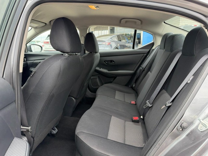 Nissan Sentra Vehicle Full-screen Gallery Image 9