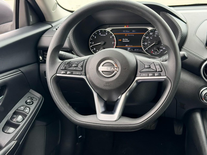 Nissan Sentra Vehicle Full-screen Gallery Image 11