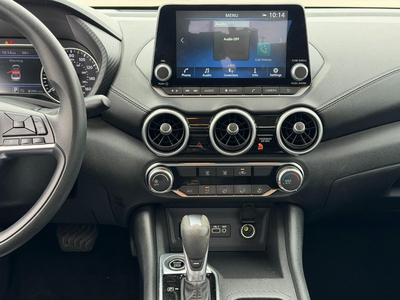 Nissan Sentra Vehicle Full-screen Gallery Image 12