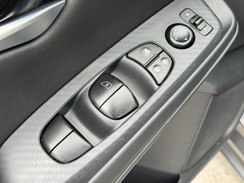 Nissan Sentra Vehicle Full-screen Gallery Image 15