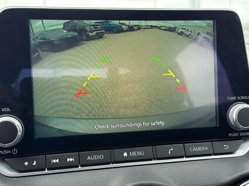 Nissan Sentra Vehicle Full-screen Gallery Image 20