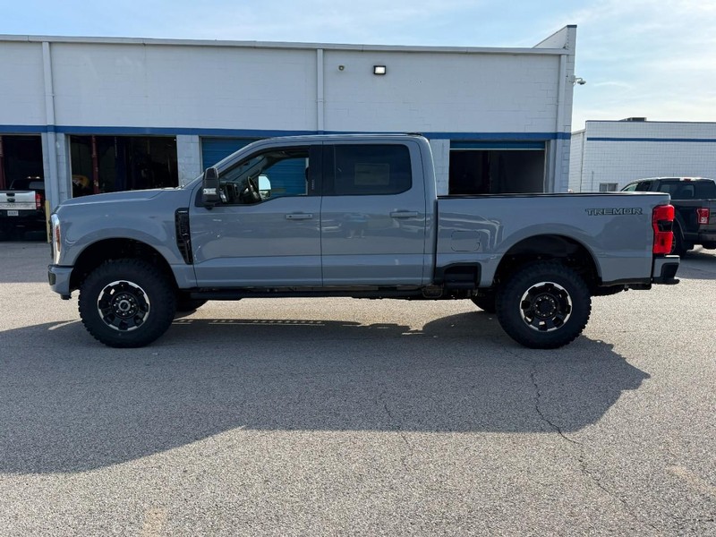 Ford Super Duty F-250 SRW Vehicle Full-screen Gallery Image 2