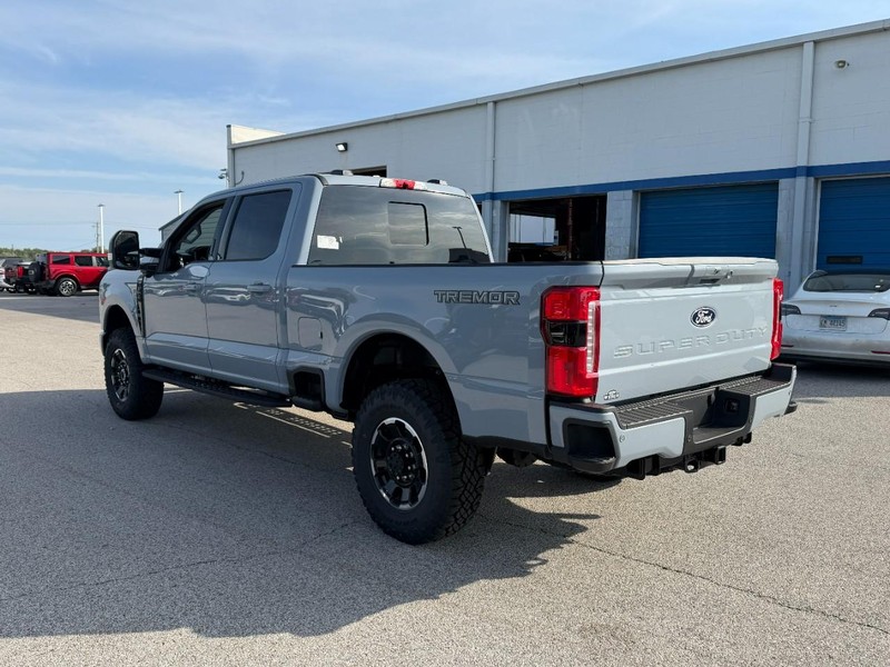 Ford Super Duty F-250 SRW Vehicle Full-screen Gallery Image 3