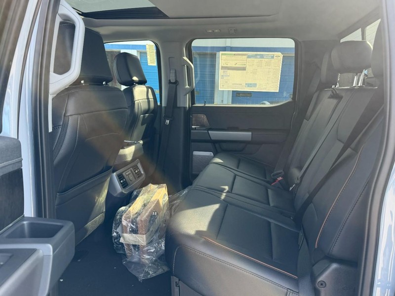 Ford Super Duty F-250 SRW Vehicle Full-screen Gallery Image 4