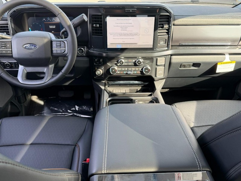 Ford Super Duty F-250 SRW Vehicle Full-screen Gallery Image 6