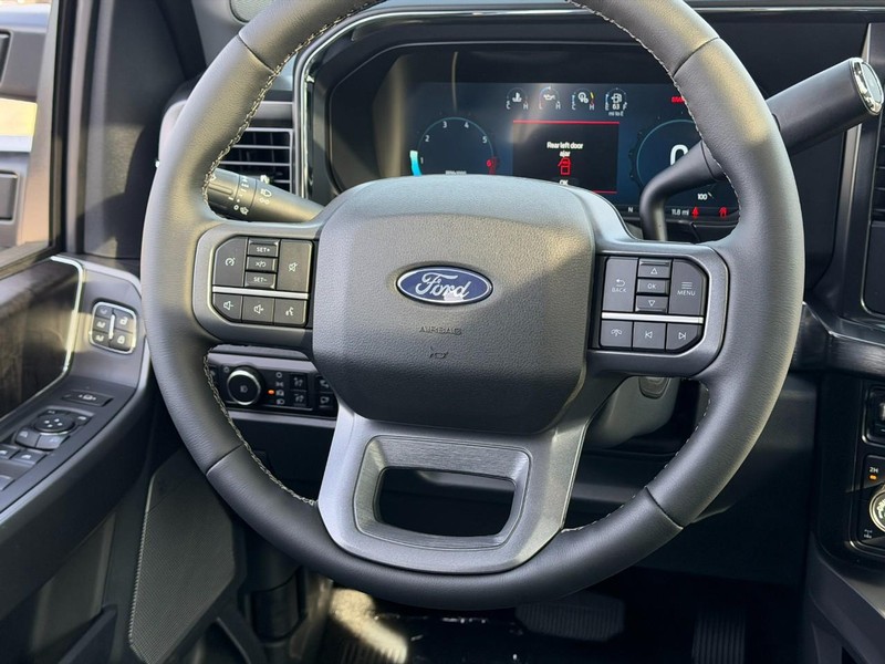 Ford Super Duty F-250 SRW Vehicle Full-screen Gallery Image 7