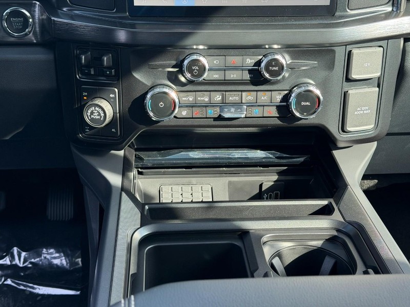 Ford Super Duty F-250 SRW Vehicle Full-screen Gallery Image 9
