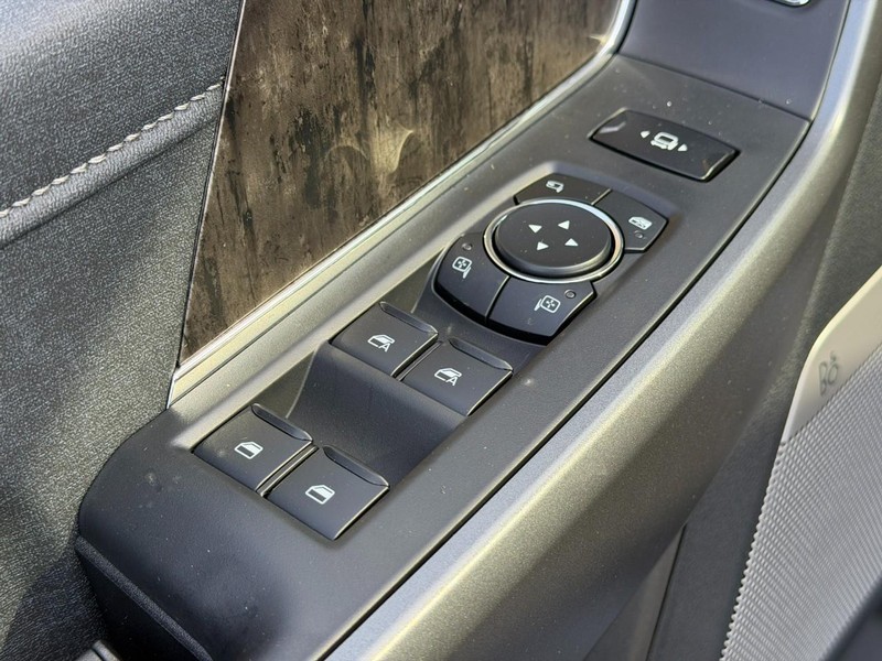 Ford Super Duty F-250 SRW Vehicle Full-screen Gallery Image 10