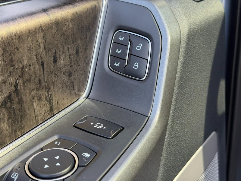 Ford Super Duty F-250 SRW Vehicle Full-screen Gallery Image 11