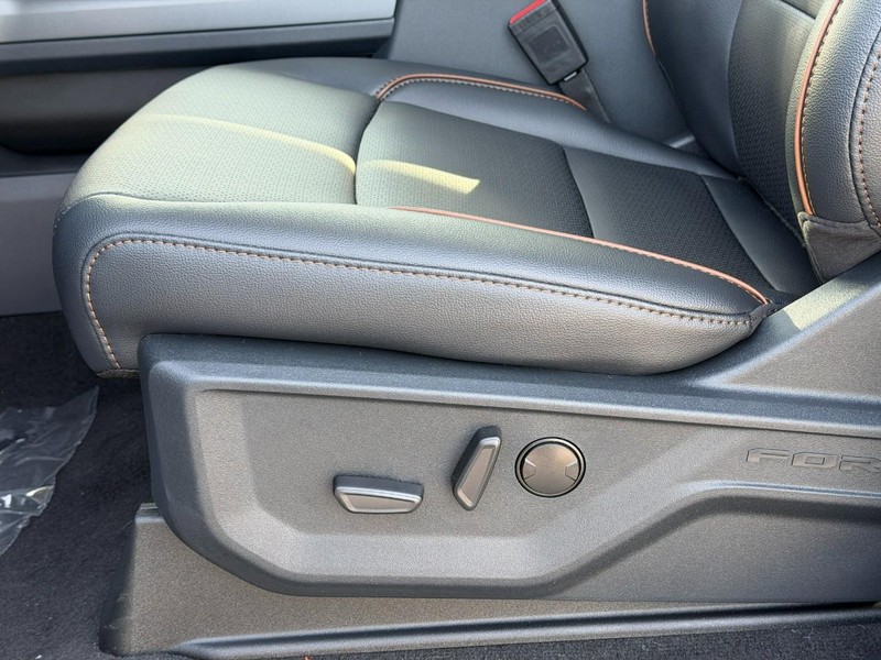 Ford Super Duty F-250 SRW Vehicle Full-screen Gallery Image 12
