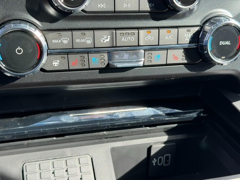Ford Super Duty F-250 SRW Vehicle Full-screen Gallery Image 15