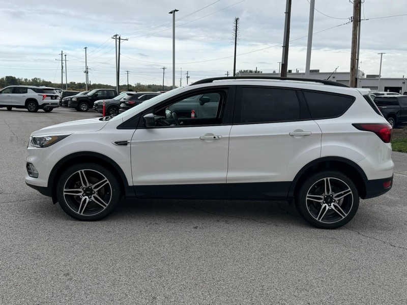 Ford Escape Vehicle Full-screen Gallery Image 2