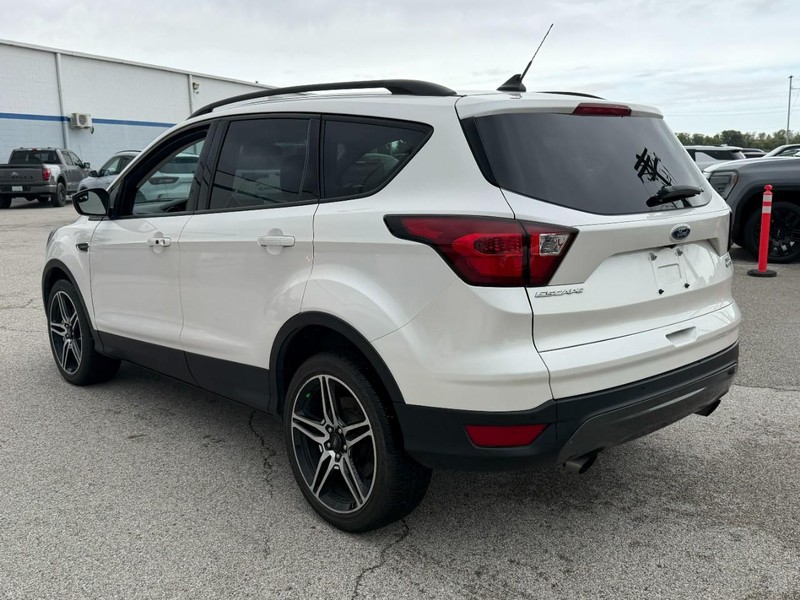 Ford Escape Vehicle Full-screen Gallery Image 3