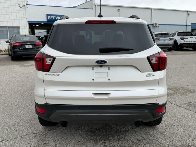 Ford Escape Vehicle Full-screen Gallery Image 4
