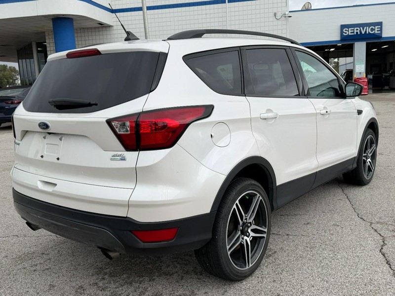 Ford Escape Vehicle Full-screen Gallery Image 7