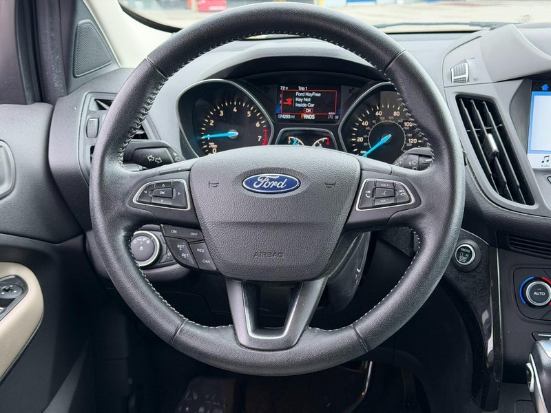 Ford Escape Vehicle Full-screen Gallery Image 12