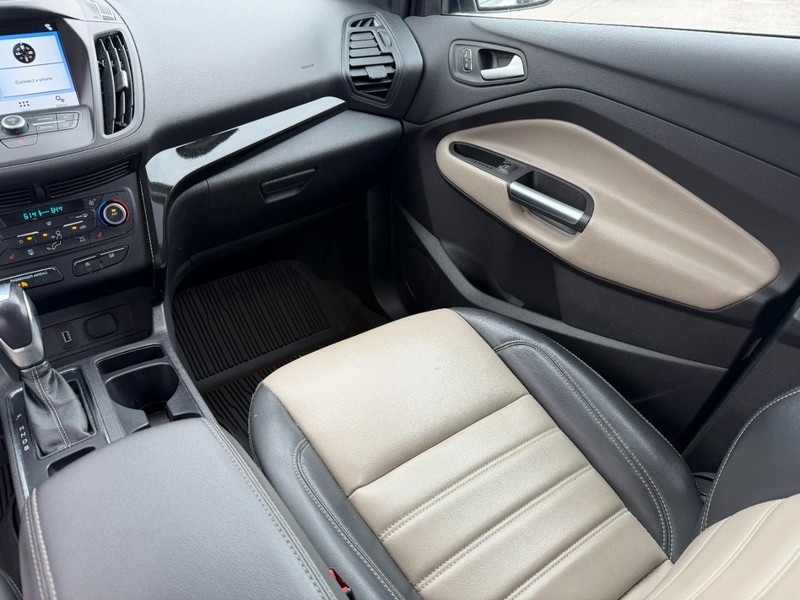 Ford Escape Vehicle Full-screen Gallery Image 15
