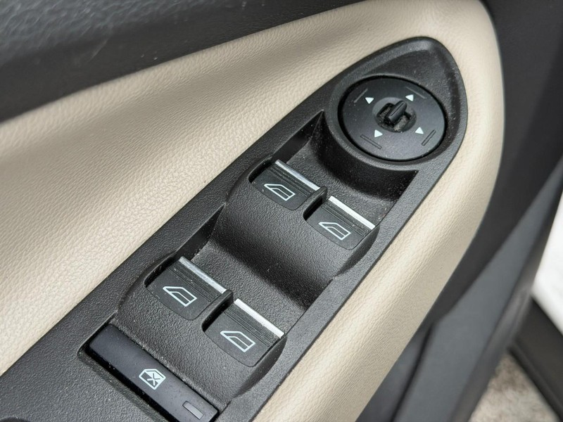 Ford Escape Vehicle Full-screen Gallery Image 16