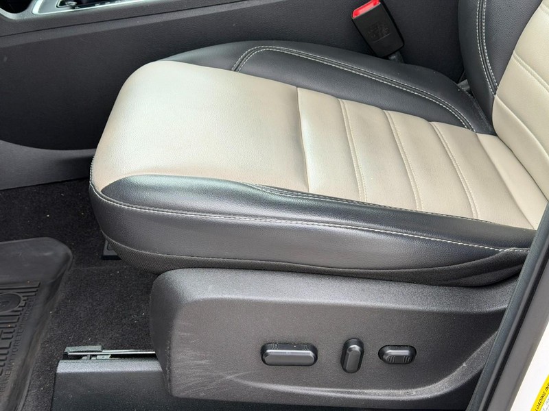 Ford Escape Vehicle Full-screen Gallery Image 17