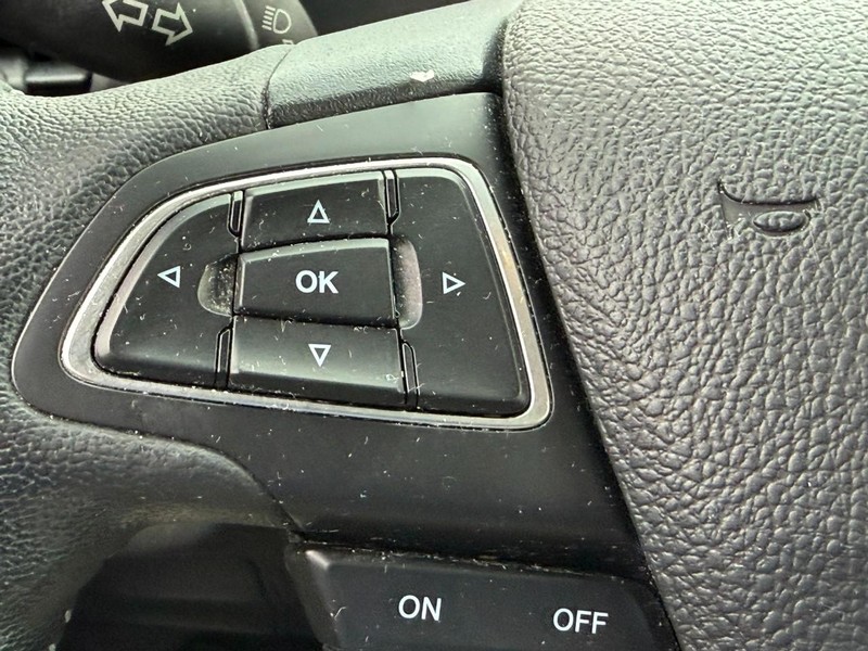 Ford Escape Vehicle Full-screen Gallery Image 18