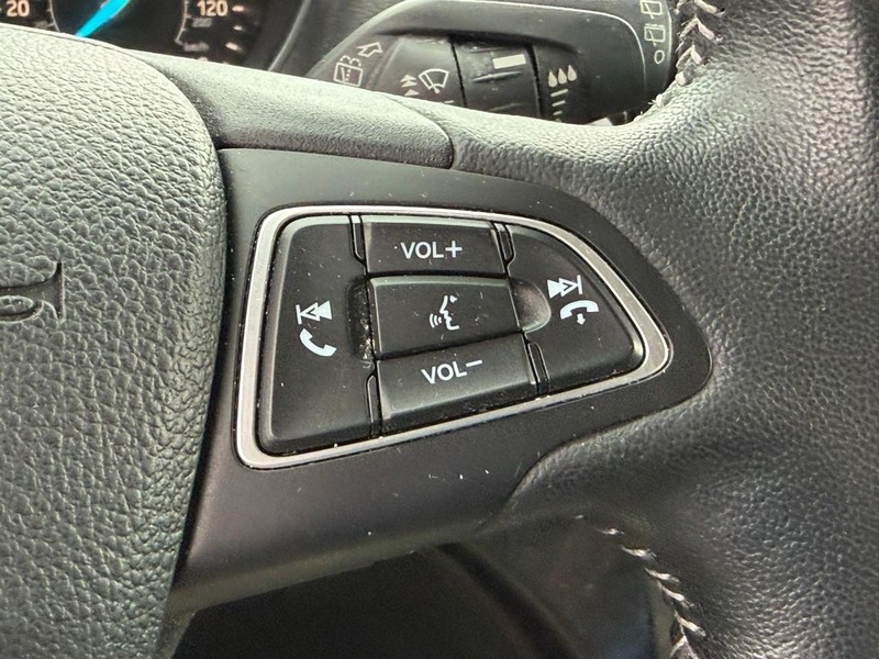 Ford Escape Vehicle Full-screen Gallery Image 19
