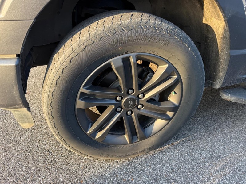 Ford F-150 Vehicle Full-screen Gallery Image 2