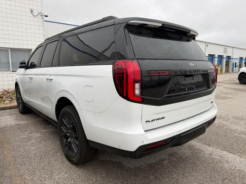 Ford Expedition Max Vehicle Full-screen Gallery Image 2