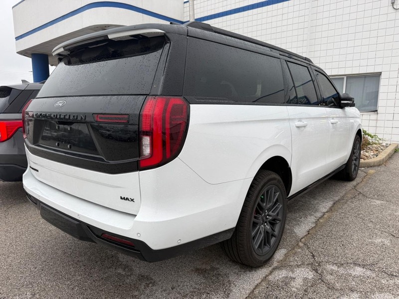 Ford Expedition Max Vehicle Full-screen Gallery Image 4