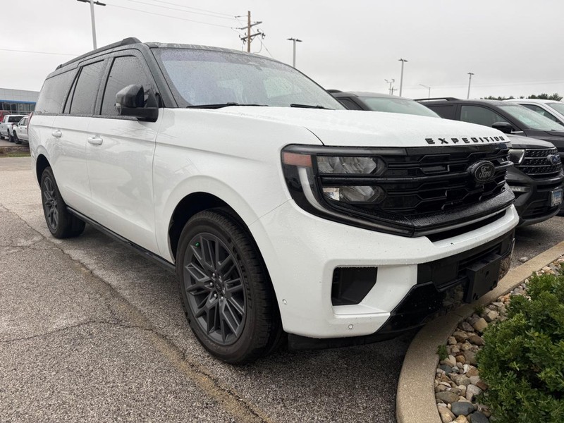 Ford Expedition Max Vehicle Full-screen Gallery Image 5