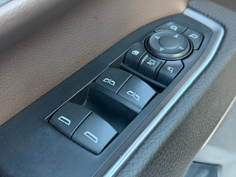GMC Sierra 2500HD Vehicle Full-screen Gallery Image 16