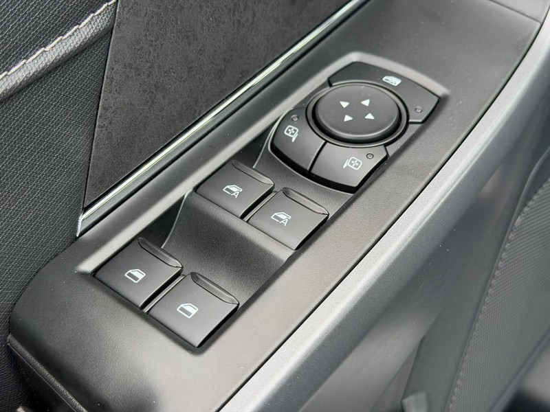 Ford F-150 Vehicle Full-screen Gallery Image 9