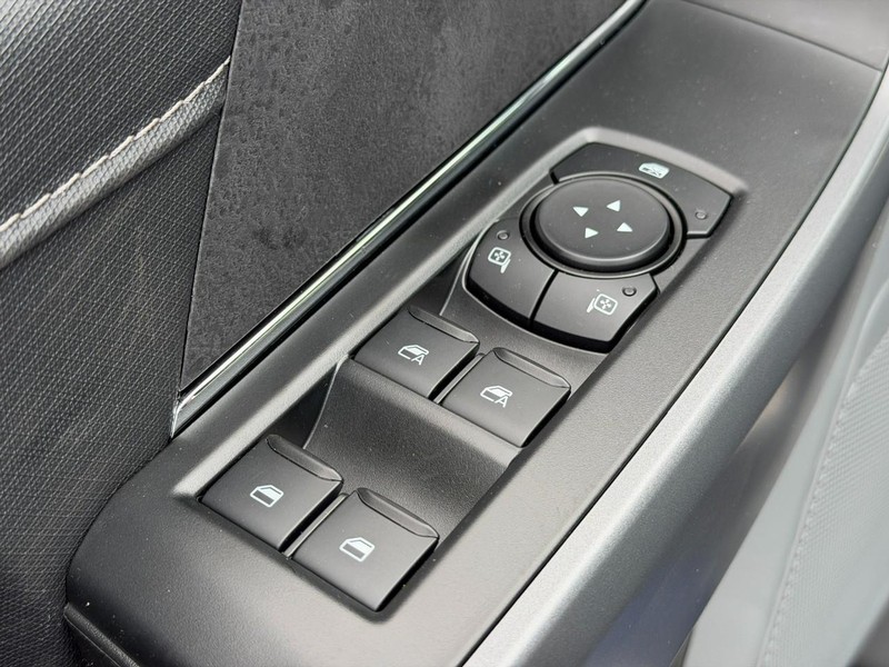 Ford F-150 Vehicle Full-screen Gallery Image 9