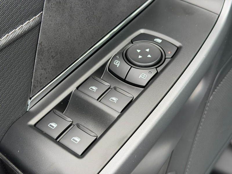 Ford F-150 Vehicle Full-screen Gallery Image 9